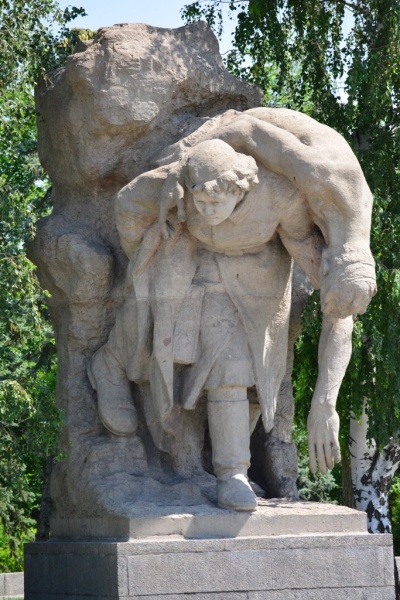 Статуя санитарке на Площади Героев